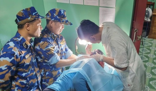 Quân y nhà giàn DK1/14 cấp cứu ngư dân gặp nạn trên biển