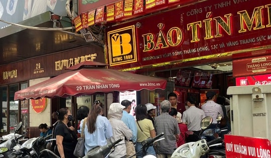 Giá vàng 'leo cao', người dân xếp hàng 'gom vàng'