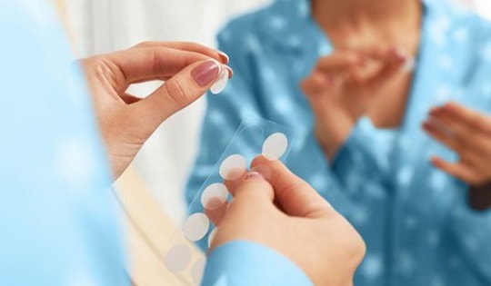 Cách dùng miếng dán trị mụn trứng cá