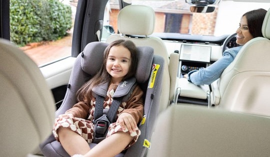 Trẻ em dưới 10 tuổi không được ngồi cùng hàng ghế với người lái xe