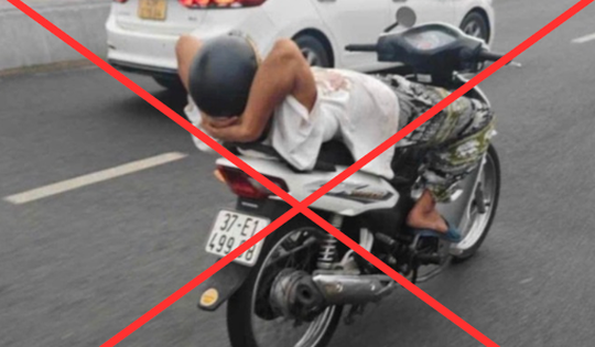 Người đàn ông điều khiển xe máy buông 2 tay, nằm dài trên yên có tiền sử tâm thần