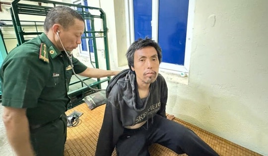 Biên phòng cửa khẩu Móng Cái cứu công dân Trung Quốc bị nước cuốn