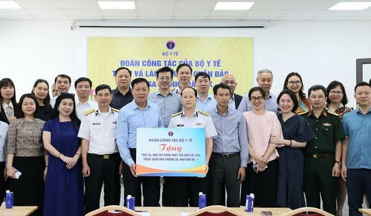 Đoàn công tác Bộ Y tế trao quà quân, dân quần đảo Trường Sa và Nhà giàn DK-1