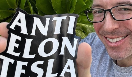 47 tuổi kiếm hơn 2,5 tỷ đồng/tháng nhờ người mua… ghét Elon Musk, phát ngôn càng sốc doanh số càng tăng vùn vụt