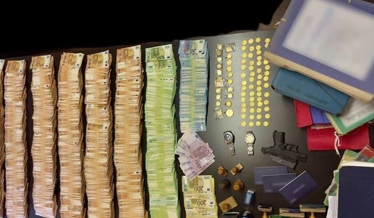 Nhận 77 đồng xu vàng cùng gần 17 tỷ đồng tiền mặt để cấp phép xây dựng sai, một loạt người bị bắt giữ