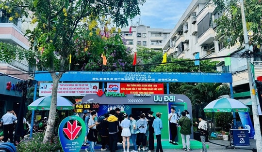 Nhiều khách hàng trải nghiệm chi tiêu tại "Con đường ưu đãi" do VPBank triển khai