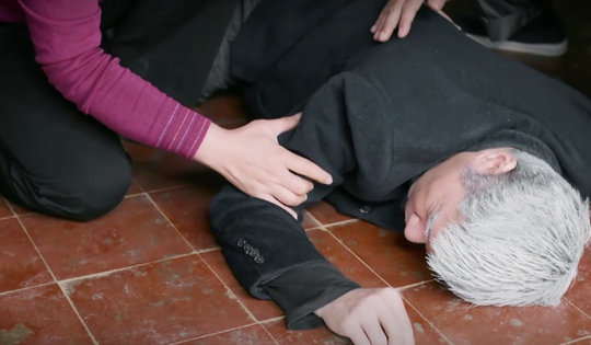 Hậu trường cảnh NSND Công Lý bị ngã trong 'Cha tôi người ở lại'