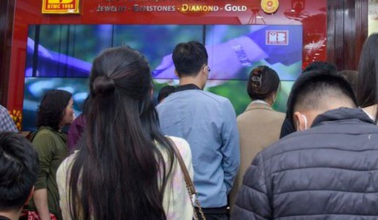 Giá vàng lập đỉnh 118 triệu đồng/lượng, người dân vẫn đi mua tích trữ