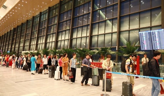 Nhà ga T3 sân bay Tân Sơn Nhất đón những vị khách đầu tiên