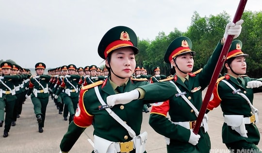 Nữ chiến sĩ quân y vượt nắng nóng luyện tập tại sân bay Biên Hòa