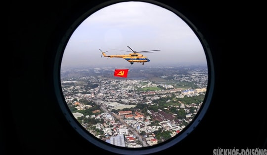 Ngắm trực thăng hợp luyện diễn tập diễu hành từ trên cao