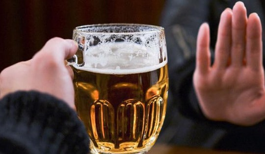 Những đồ uống người bệnh thiếu máu não cần tránh