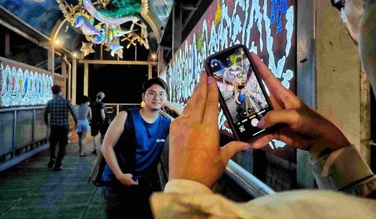 'Thủy cung' ngoài trời tại cầu đi bộ Trần Nhật Duật - địa điểm check-in cực nghệ giữa lòng Hà Nội