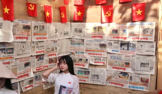 Sắc cờ Tổ quốc "phủ sóng" quán cà phê, giới trẻ Hà Nội thích thú check-in