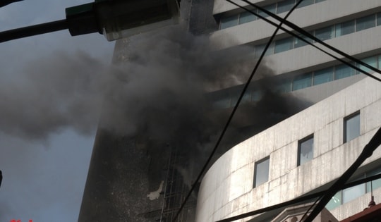 Hà Nội: Cháy lớn tại tòa nhà Viet Tower trên phố Thái Hà, hàng trăm người tháo chạy