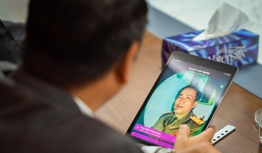 Khoảnh khắc nghẹn ngào của con trai gặp lại người cha đã khuất nhờ trí tuệ nhân tạo