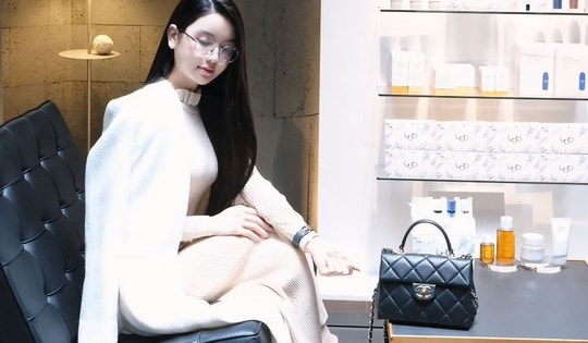 Giữa ồn ào bán hàng online, Chu Thanh Huyền lại gây tranh cãi khi diện set đồ bạc tỷ đi Hàn Quốc