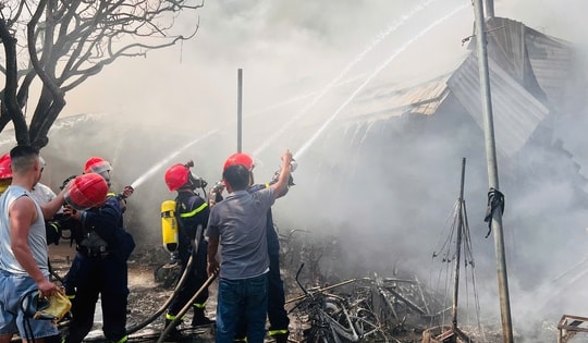 Video chợ ở Huế cháy dữ dội, khói đen bốc cao nghi ngút