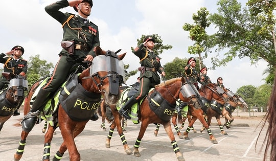 Kỵ binh rèn luyện dưới nắng, chờ ngày hội diễu binh 30/4