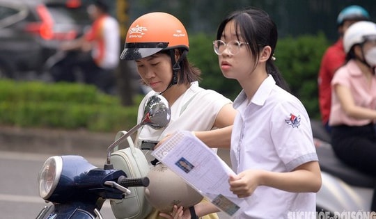Hôm nay, học sinh nộp phiếu đăng ký dự tuyển vào lớp 10 tại Hà Nội