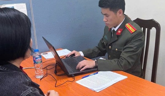 Live stream sai sự thật tại điểm đổi bằng lái, một phụ nữ bị xử phạt