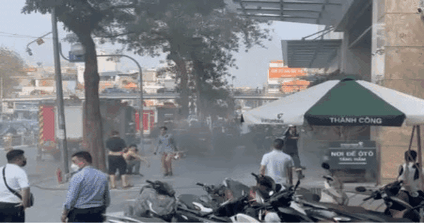 Hiện trường vụ cháy nhà cao tầng ở Thái Hà, Hà Nội