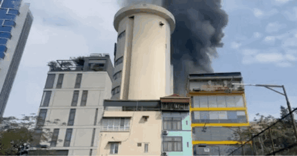 Hà Nội: Cháy lớn tại nhà cao tầng ở Thái Hà, cột khói bốc cao hàng chục mét