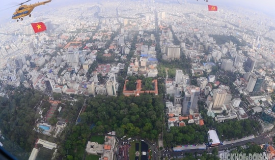 Máy bay trực thăng kéo cờ Tổ quốc trên bầu trời TP Hồ Chí Minh