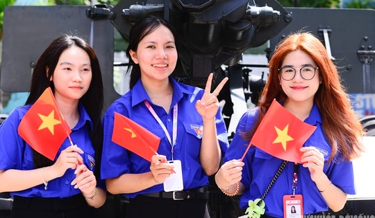 Rực rỡ cờ đỏ sao vàng tại Bảo tàng Chứng tích Chiến tranh