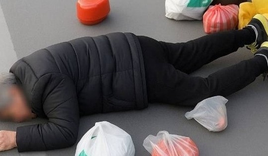 Cụ ông 87 tuổi ngã không ai giúp, gia đình kiện người qua đường đòi 4,9 tỷ đồng