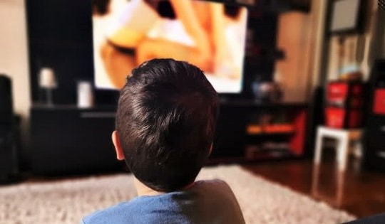 Bắt gặp con xem phim sex: Roi vọt hay cơ hội vàng để giáo dục?