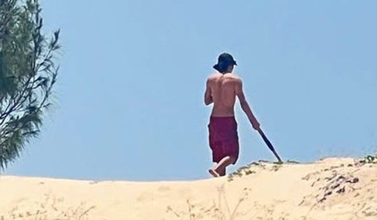 Phê ma túy, gã đàn ông cầm hung khí bơi ra biển cố thủ