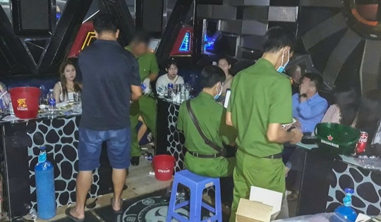21 thanh niên dương tính với ma túy tại phòng VIP karaoke ở Vĩnh Long