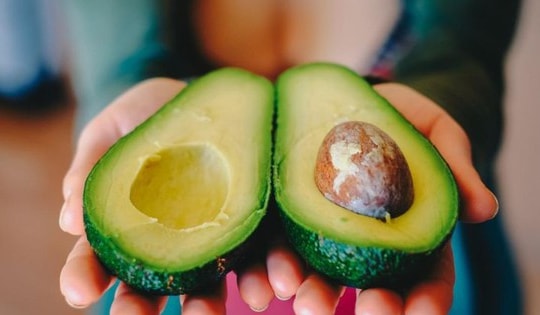 10 người ăn bơ thì 9 người vứt bỏ thứ này mà không hay là 'báu vật' dưỡng tim, làm đẹp, tốt cho tiêu hóa