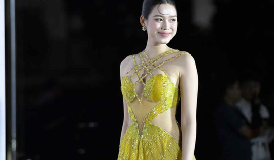 Hoa hậu Việt Nam quê Thanh Hoá táo bạo cuốn hút trên thảm đỏ chung khảo