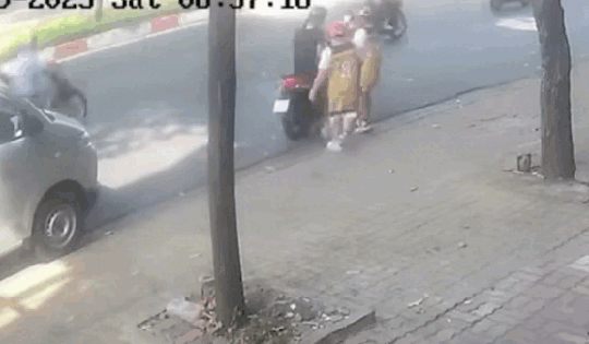 Thót tim cảnh người đi xe máy gặp tai nạn nghiêm trọng do trái bóng bé trai vô tình làm rơi