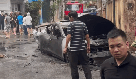 Xe ô tô cháy trơ khung khi đang đỗ trong ngõ ở Hà Nội