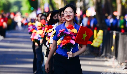 Người dân TP.HCM hào hứng cổ vũ khối quần chúng tập luyện cho đại lễ 30/4