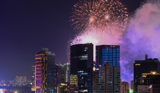 Pháo hoa rực sáng trên bầu trời TP Hồ Chí Minh