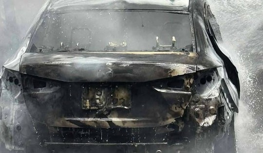 Cháy ô tô trong ngõ Vũ Ngọc Phan, lửa lan sang xe bên cạnh