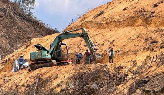 Trượt ngã trên vườn sầu riêng, một người bị máy xúc cán tử vong