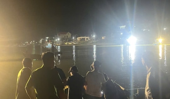 Hai học sinh mất tích khi ra cửa sông tắm