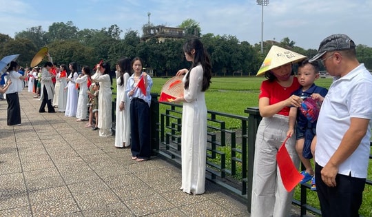 Không khí lễ hội tại Quảng trường Ba Đình trước ngày lễ 30/4 và 1/5