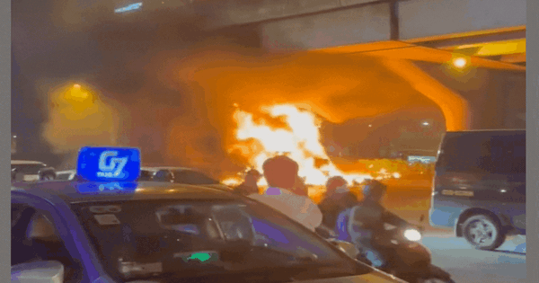 Hà Nội: Ô tô cháy dữ dội trên đường Khuất Duy Tiến kèm nhiều tiếng nổ lớn