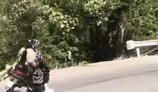 Hoảng hồn cảnh xe máy tông thẳng vào lan can khi 'đổ đèo' Tam Đảo khiến 2 cô gái bị hất văng