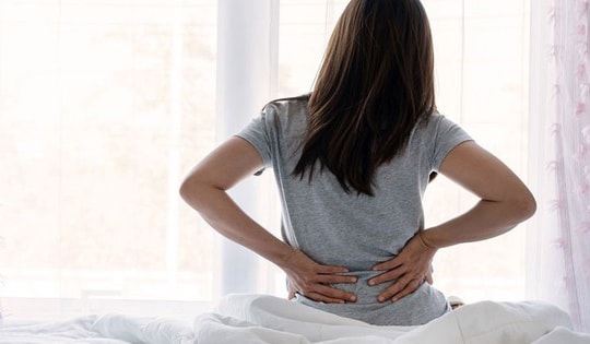 40 tuổi nhưng sáng nào ngủ dậy cũng đau lưng, tôi giật mình khi bác sĩ nói "mắc bệnh của người già"
