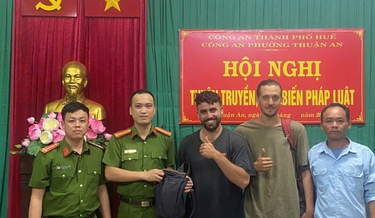 Du khách nước ngoài xúc động nhận lại tài sản đánh rơi khi đến Huế du lịch