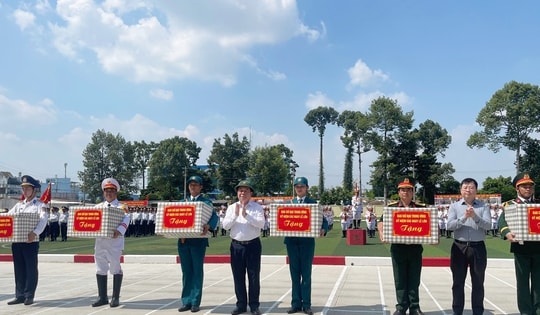 Trưởng Ban Tuyên giáo và Dân vận Trung ương động viên lực lượng diễu binh, diễu hành