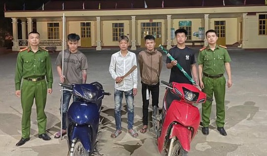 Điều tra nhóm thanh thiếu niên mang theo dao kiếm, bỏ chạy khi thấy công an
