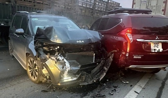 Va chạm liên hoàn giữa 7 ô tô trên cao tốc Nội Bài – Lào Cai, giao thông ùn ứ kéo dài